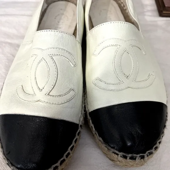 CHANEL Ivory &amp; Black Captoe Espadrilles Authentic Size 35 Women 5 Gorgeous Shoes