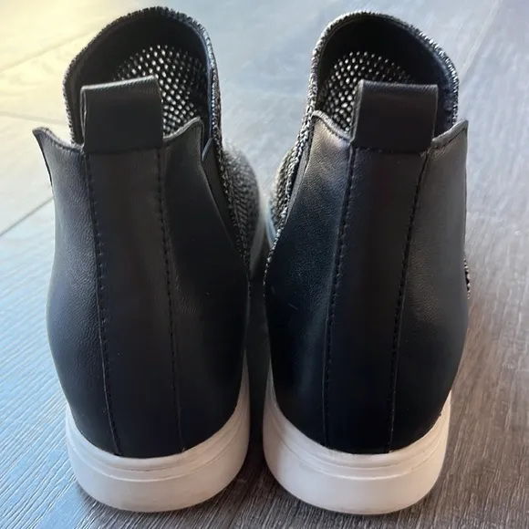 Chelsea &amp; Violet Cielo Slip On Sneakers