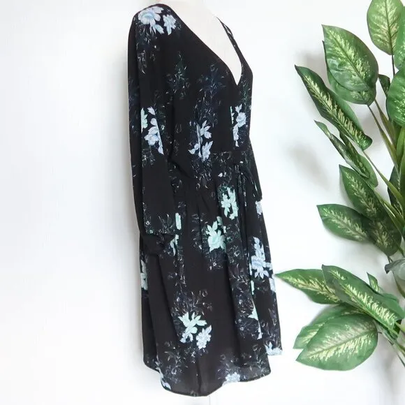 City Chic Ginza Black Blue White Floral V-neck Tie Elastic Waist 3/4 Sleeve 18