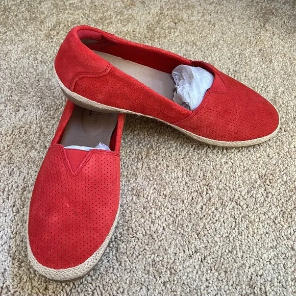 Clarks collection women’s SZ 8M red suede danelly sky perforated espadrilles.