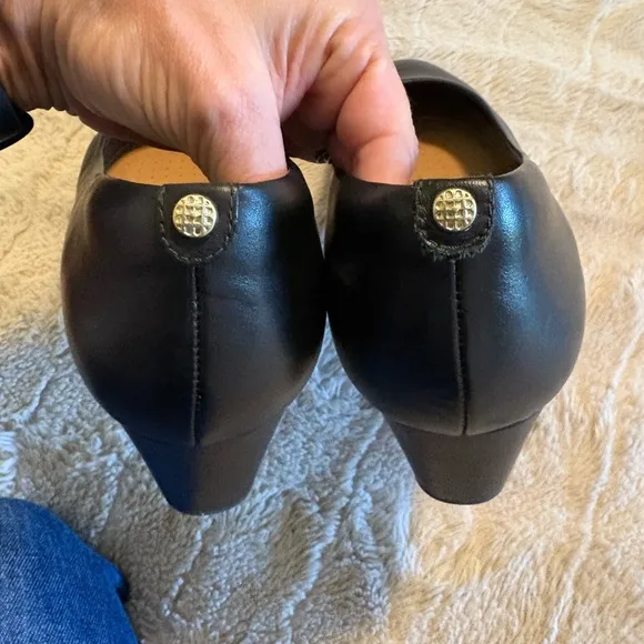 Clarks Women's Black Leather pump wedges size 8.5