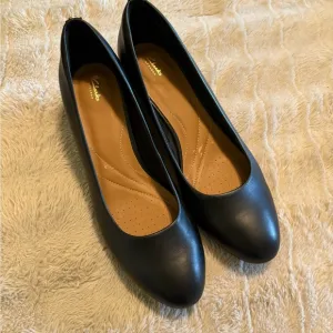 Clarks Women's Black Leather pump wedges size 8.5