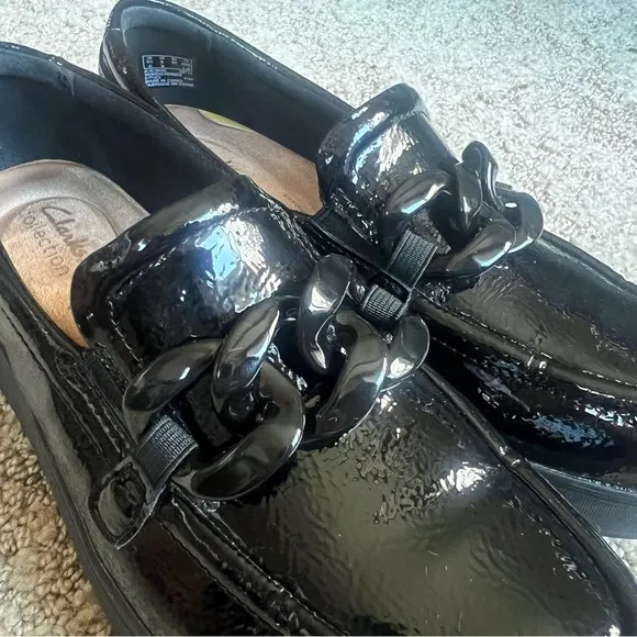 Clarks Zylah May black crinkle patent leather loafer academia Women’s size 9