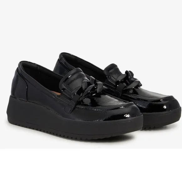 Clarks Zylah May black crinkle patent leather loafer academia Women’s size 9