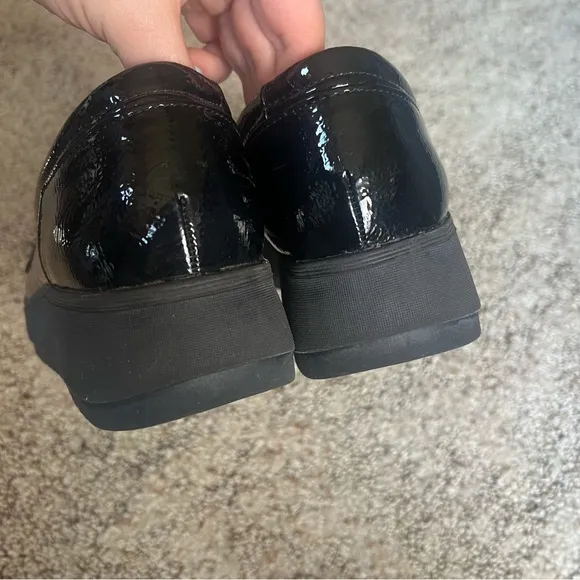 Clarks Zylah May black crinkle patent leather loafer academia Women’s size 9
