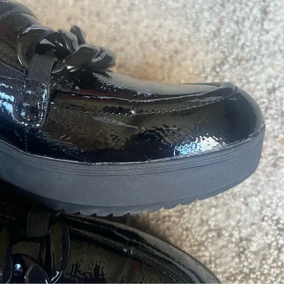 Clarks Zylah May black crinkle patent leather loafer academia Women’s size 9