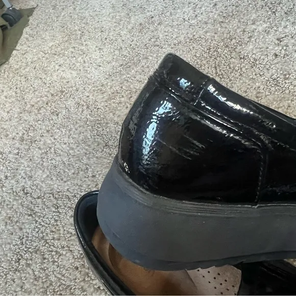 Clarks Zylah May black crinkle patent leather loafer academia Women’s size 9