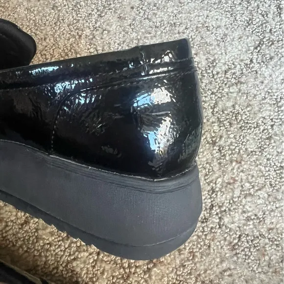 Clarks Zylah May black crinkle patent leather loafer academia Women’s size 9