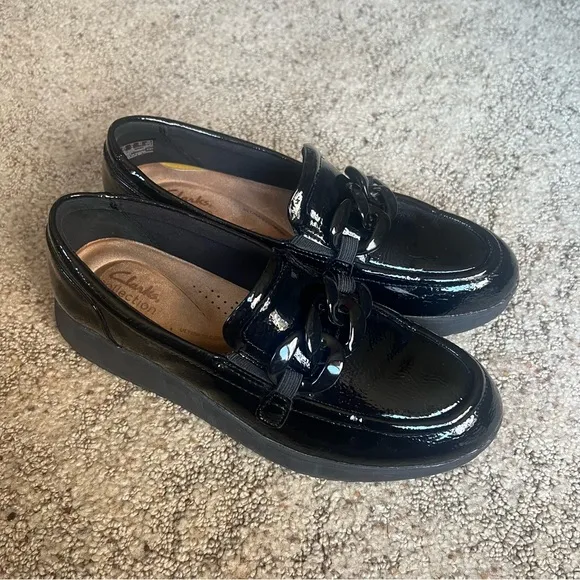 Clarks Zylah May black crinkle patent leather loafer academia Women’s size 9