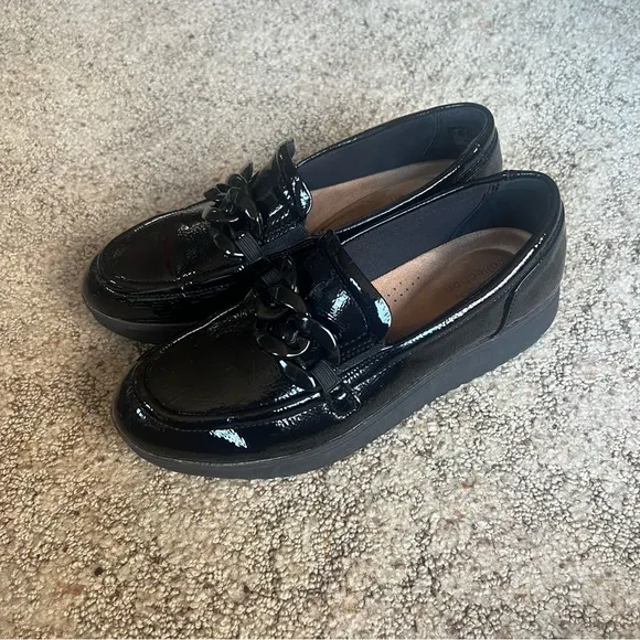 Clarks Zylah May black crinkle patent leather loafer academia Women’s size 9