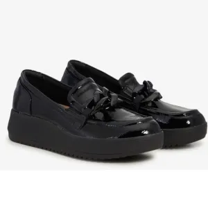 Clarks Zylah May black crinkle patent leather loafer academia Women’s size 9
