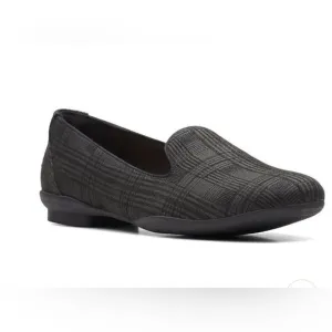 CLARKS SARA POPPY WOMENS SLIP ON SMOKING LOAFERS BLACK PLAID SIZE 6.5