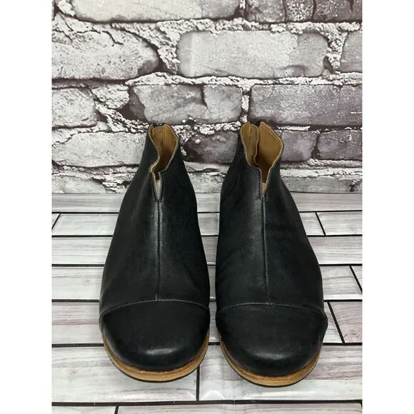 Cliff Dweller Vibram Black Leather Slip On Cap Toe Flats Women’s Sz 38.5EU/8M US
