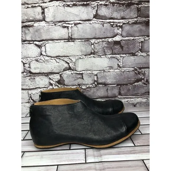 Cliff Dweller Vibram Black Leather Slip On Cap Toe Flats Women’s Sz 38.5EU/8M US