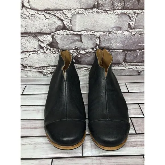 Cliff Dweller Vibram Black Leather Slip On Cap Toe Flats Women’s Sz 38.5EU/8M US