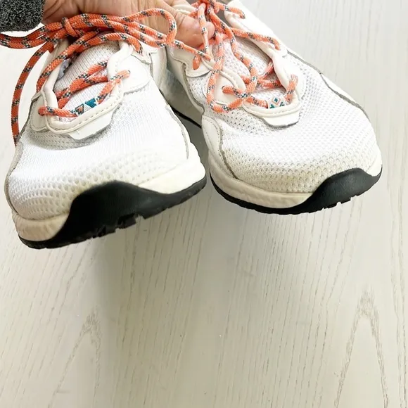 Columbia Men’s Low Breeze Sneakers White Mesh and Coral size 9.5