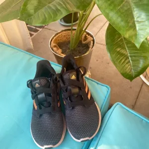 COPY - COPY - Adidas bounce kids sneakers size 4.5 EUC