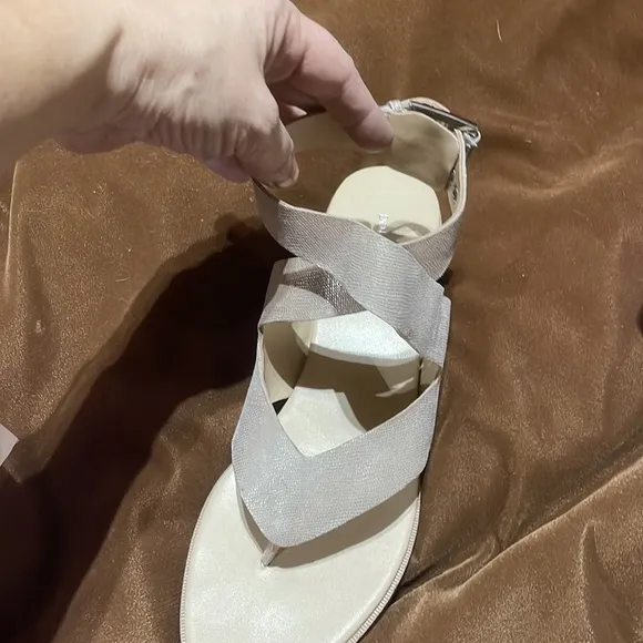 Donald Pliner 11 Platino Metallic Lizard print tan shimmer flat nib unworn new