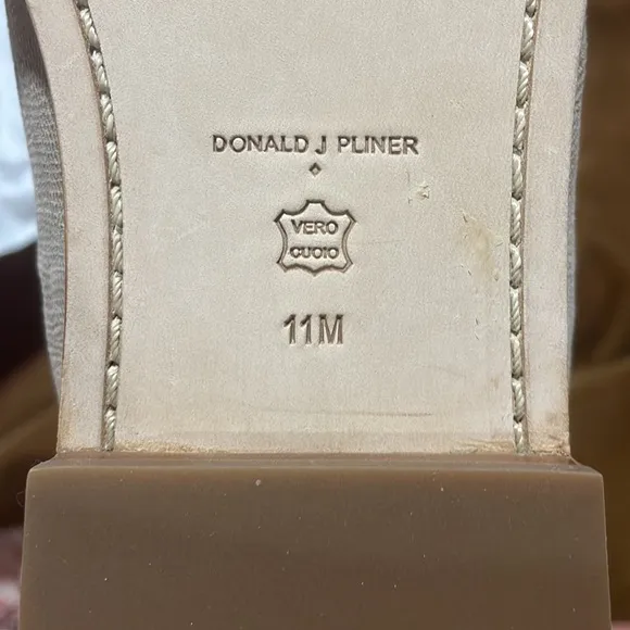 Donald Pliner 11 Platino Metallic Lizard print tan shimmer flat nib unworn new