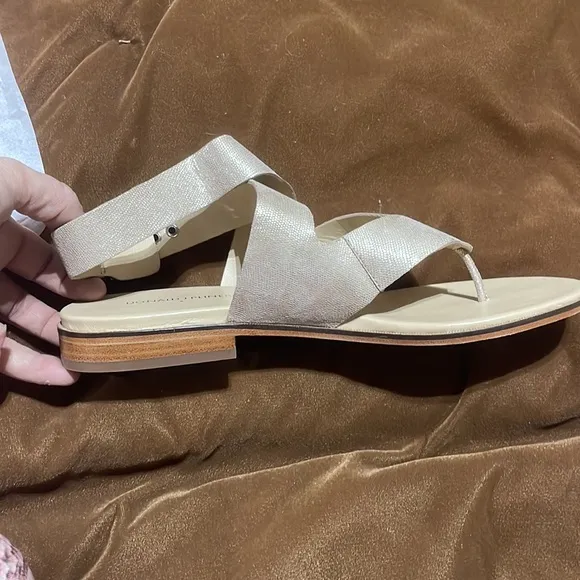 Donald Pliner 11 Platino Metallic Lizard print tan shimmer flat nib unworn new