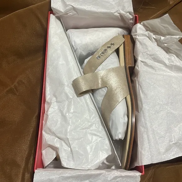 Donald Pliner 11 Platino Metallic Lizard print tan shimmer flat nib unworn new