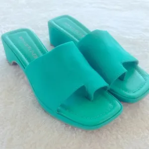 Donald Pliner 8 1/2 Rainey Green Stretchy Slides Slip On Effortless Toe Ring NWT