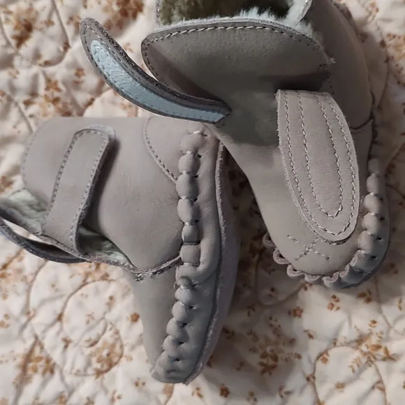 Donsje Leather Boots 0-6 months  Velcro strap fur lined. Gender neutral. EUC
