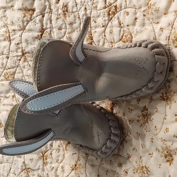 Donsje Leather Boots 0-6 months  Velcro strap fur lined. Gender neutral. EUC