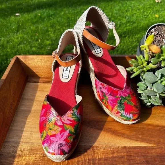 Dorking by Fluchos Red Leather Floral Ankle Strap Espadrilles | Size 39 | 9 NWOT