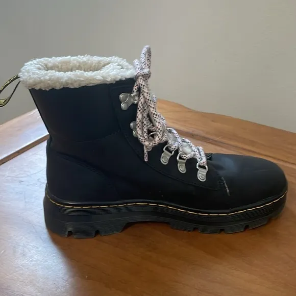 Dr Martens Combs Black Wyoming Women’s Boots Faux Fur Lined Lace Up Size 9