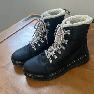 Dr Martens Combs Black Wyoming Women’s Boots Faux Fur Lined Lace Up Size 9