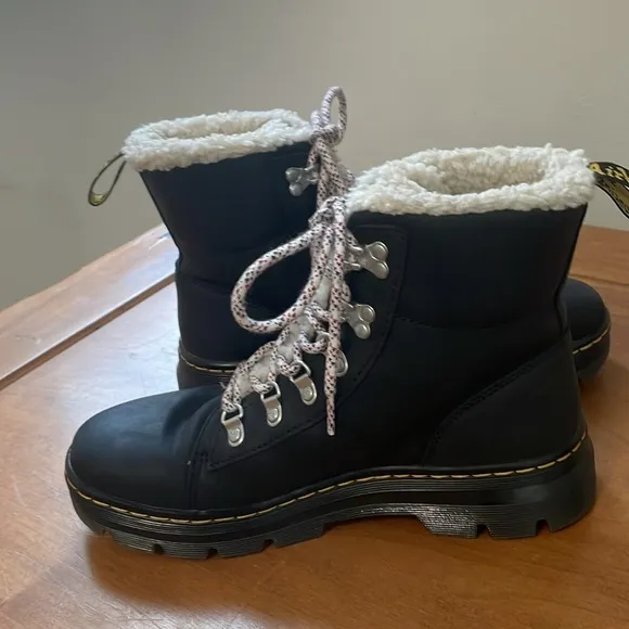 Dr Martens Combs Black Wyoming Women’s Boots Faux Fur Lined Lace Up Size 9