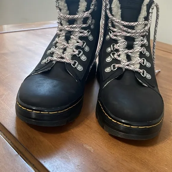 Dr Martens Combs Black Wyoming Women’s Boots Faux Fur Lined Lace Up Size 9