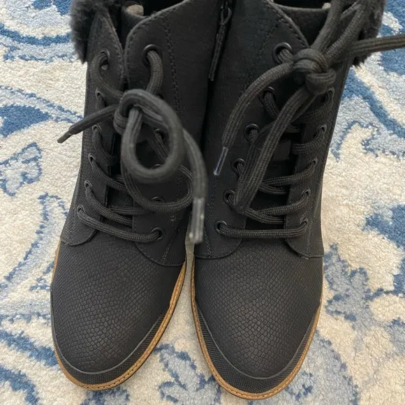 DR. SCHOLLS For The Love Womens 8.5 Black Faux Fur Heeled Ankle Boots Lug Sole
