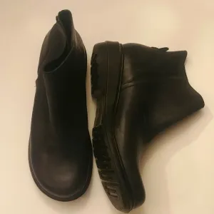 Dr.Martens Blacks Waterproof Leather Booties sz 11