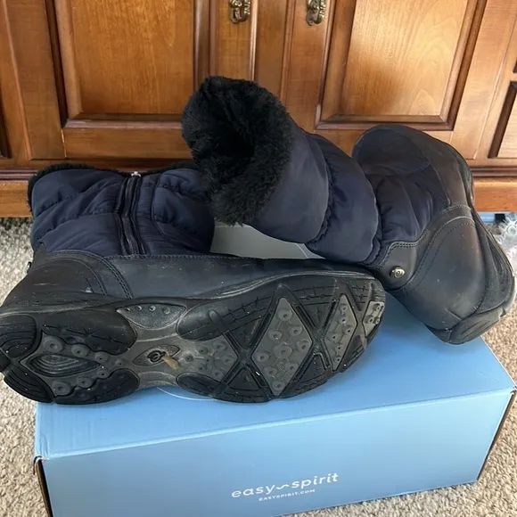 Easy Spirit SZ 9M dark blue faux fur lined water resistant ankle boots.