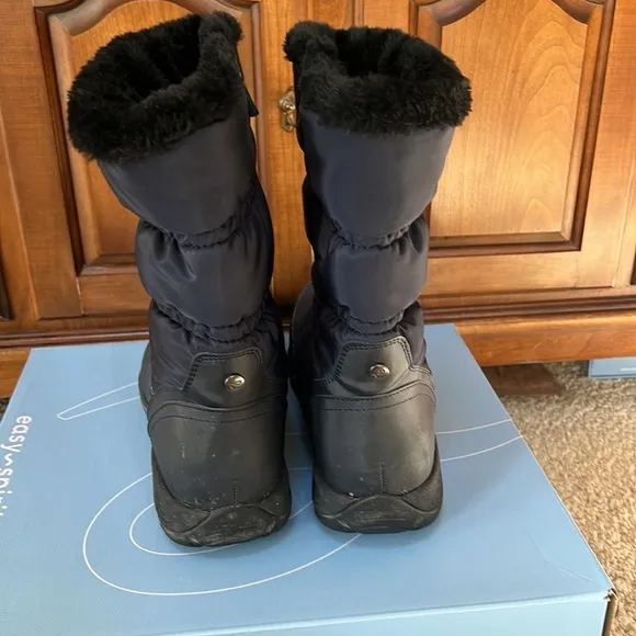 Easy Spirit SZ 9M dark blue faux fur lined water resistant ankle boots.