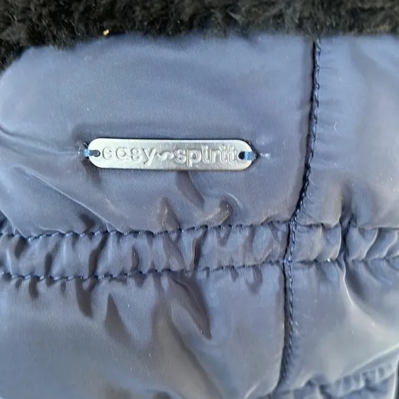 Easy Spirit SZ 9M dark blue faux fur lined water resistant ankle boots.