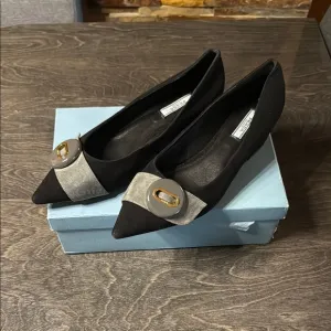 Elegant Black and Gray Women's Flats
