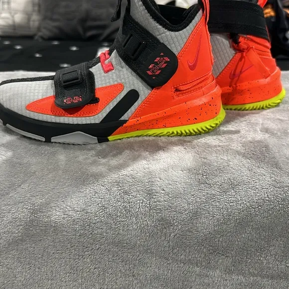 🖤🧡💛🩶EUC LEBRON SNEAKERS🩶💛🧡🖤