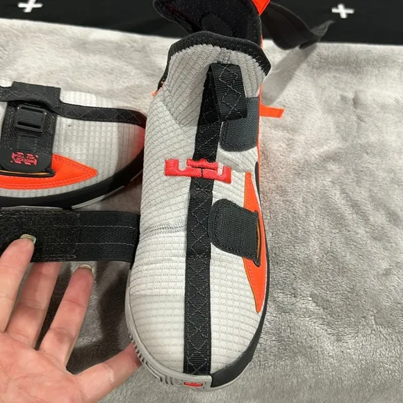 🖤🧡💛🩶EUC LEBRON SNEAKERS🩶💛🧡🖤