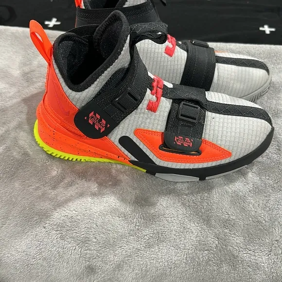 🖤🧡💛🩶EUC LEBRON SNEAKERS🩶💛🧡🖤