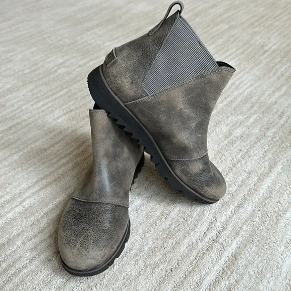 EUC SOREL Harlow Waterproof Leather Chelsea Ankle Boots - Quarry Gray Size 6