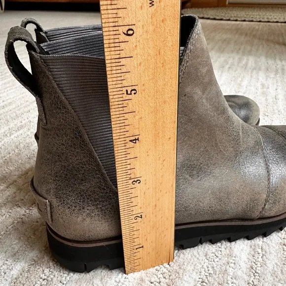 EUC SOREL Harlow Waterproof Leather Chelsea Ankle Boots - Quarry Gray Size 6