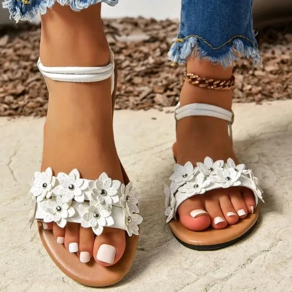 Fashionable Embroidery Detail Comfortable Buckle Strap Plus Size Flat Sandals
