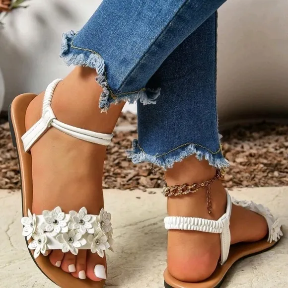 Fashionable Embroidery Detail Comfortable Buckle Strap Plus Size Flat Sandals