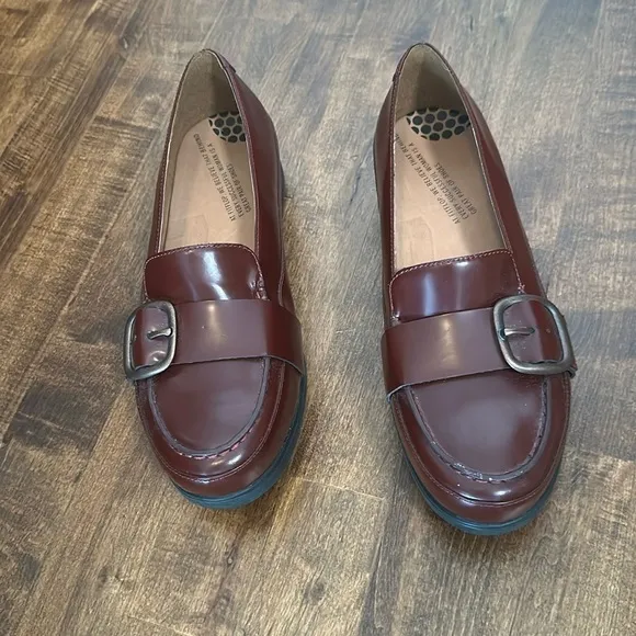 Fitflop NWOT burgundy buckle platform patent leather loafers, 8
