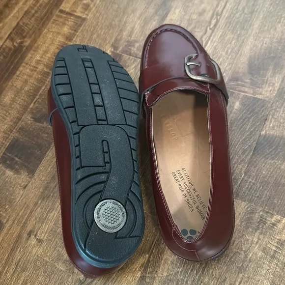 Fitflop NWOT burgundy buckle platform patent leather loafers, 8