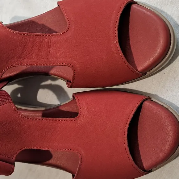 Fly London NOVA932FLY. Lipstick Red Cupido. Size 39.