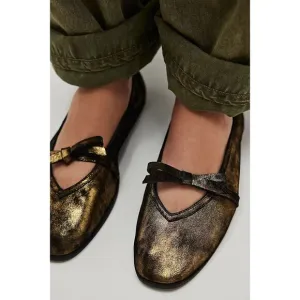 FREE PEOPLE Mania Bow Flats / Bronze Age Metallic